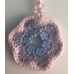 GEHAAKTE BLOEM hanger in LICHTBLAUW en ROZE met bloemkralen